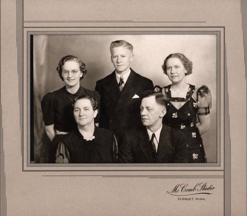 42) Otto and Helga Asplund and family Eleanore, Gordon and Helen