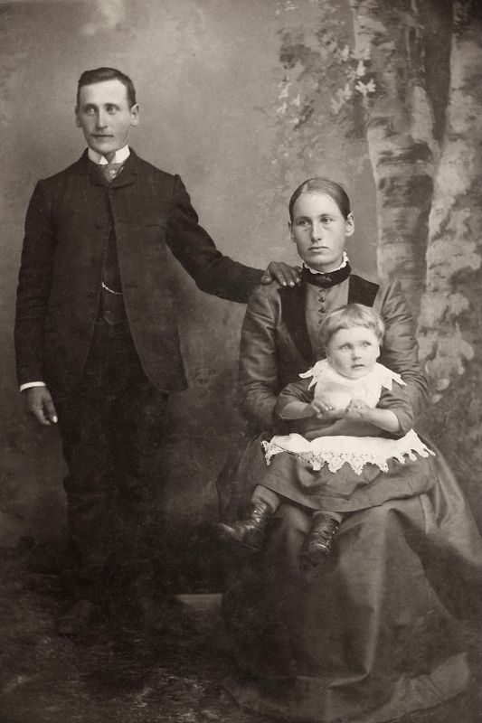 54) Oscar Emil and Hannah (Sjoberg) Carlson and daughter, Annie
