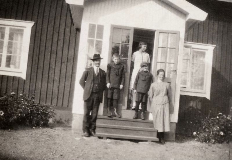 106) Lilla Kampetorp with Teresia and some of her family