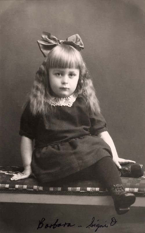 141) Barbara, Signes daughter