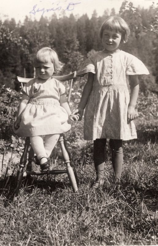 143) Signe's daughters Berit and Barbara