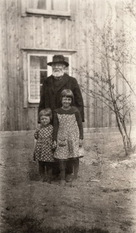 144) Berit, Barbara and Grandpa Johan.