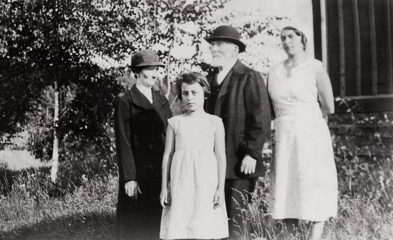 149) Signe?, Berit?, Johan and Barbara?