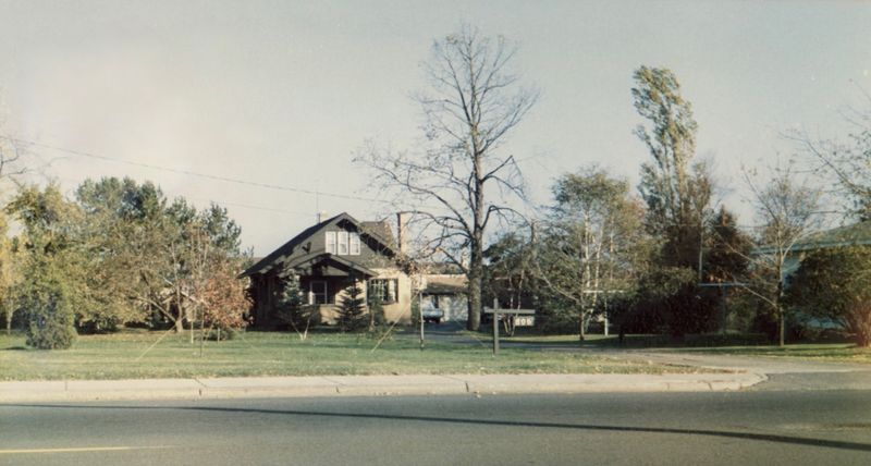 344) Address? sign says 606 what?