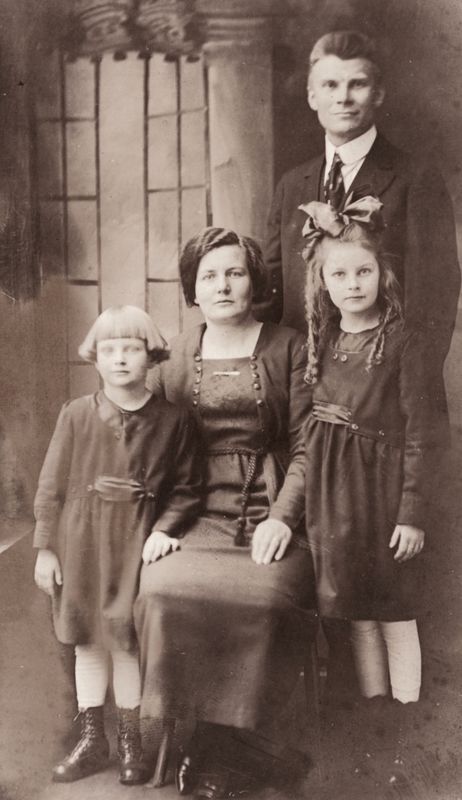 460) Elin Anderson and family