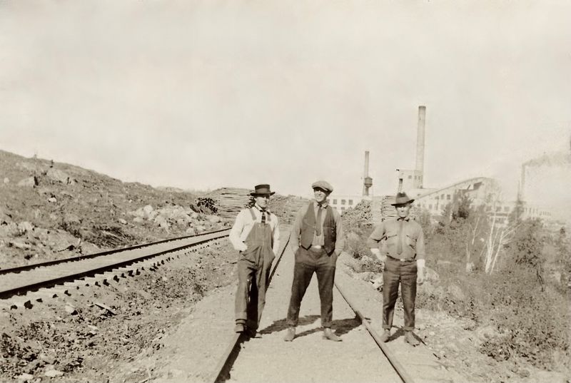 552) Alvin on right? He used to ride the rails?