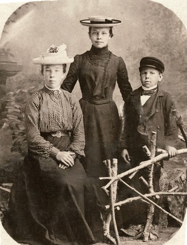 554) woman on left same as in next photo