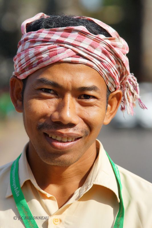 383 Guide cambodgien.JPG