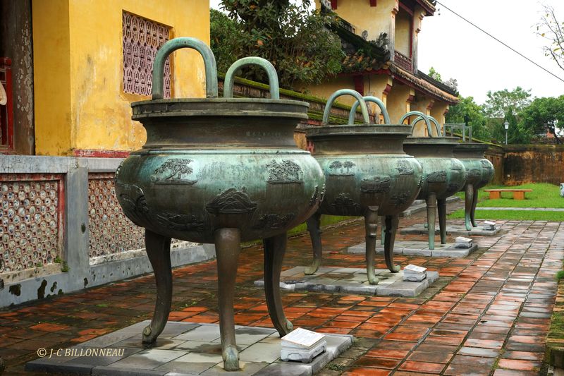 144 Les Urnes dynastiques.JPG