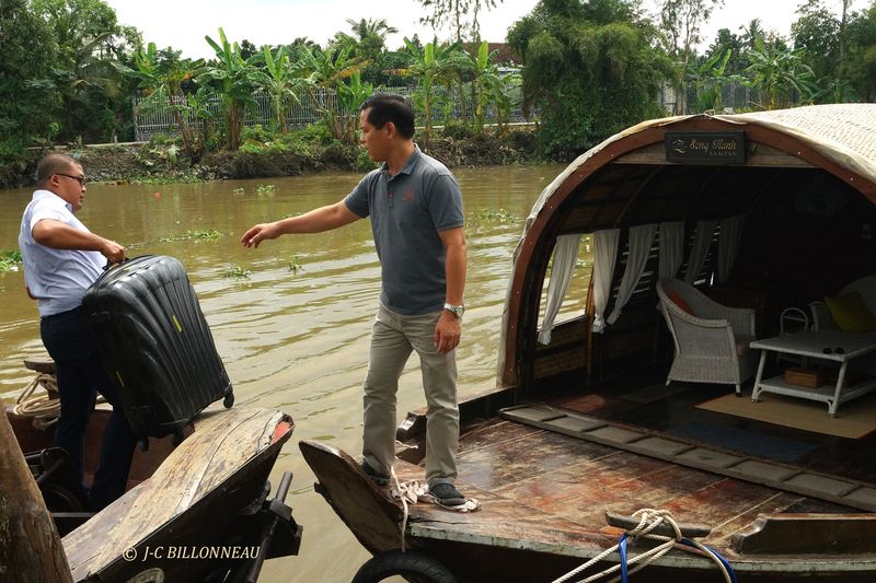 235 Embarquement sur le sampan.JPG