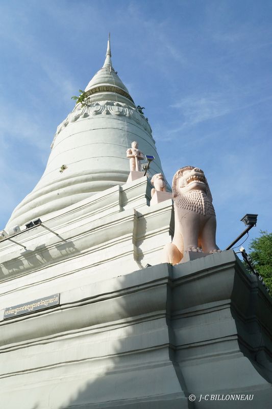 306 Temple bouddhiste Wat Phnom.JPG