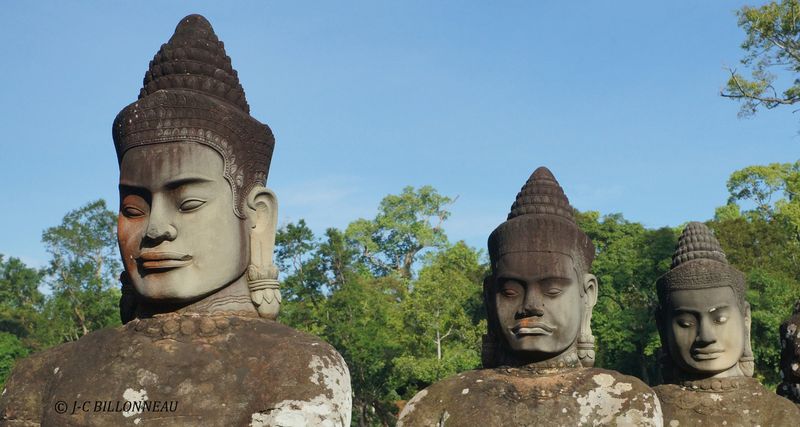 337 Entre de Bayon -Les Dieux- ANGKOR THOM.JPG