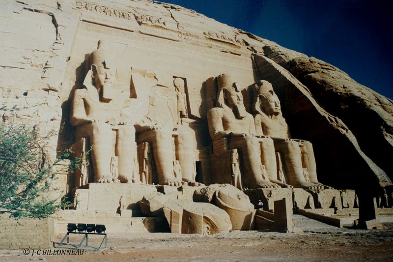 002 Temple de Ramss II - ABOU-SIMBEL.JPG