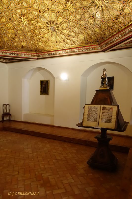 083 Monastere San Antonio del Real - salle capitulaire.JPG