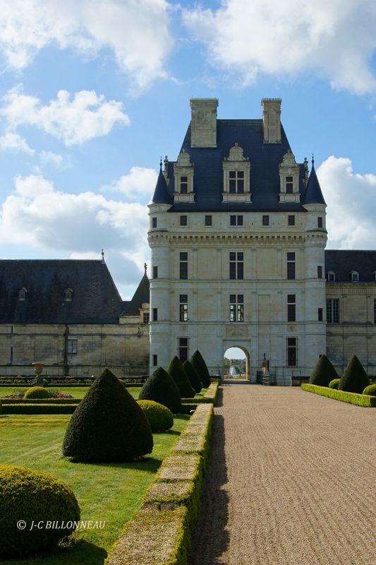 004 Château de Valençais.jpg