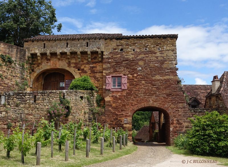 005 Village autour du château de Castelnau-Bretenoux.JPG