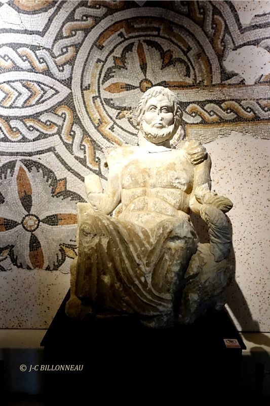 001  Statue de Jupiter assis  l'Aigle.JPG