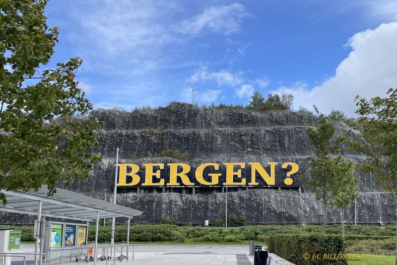001 Sortie de l'aroport de Bergen.jpg