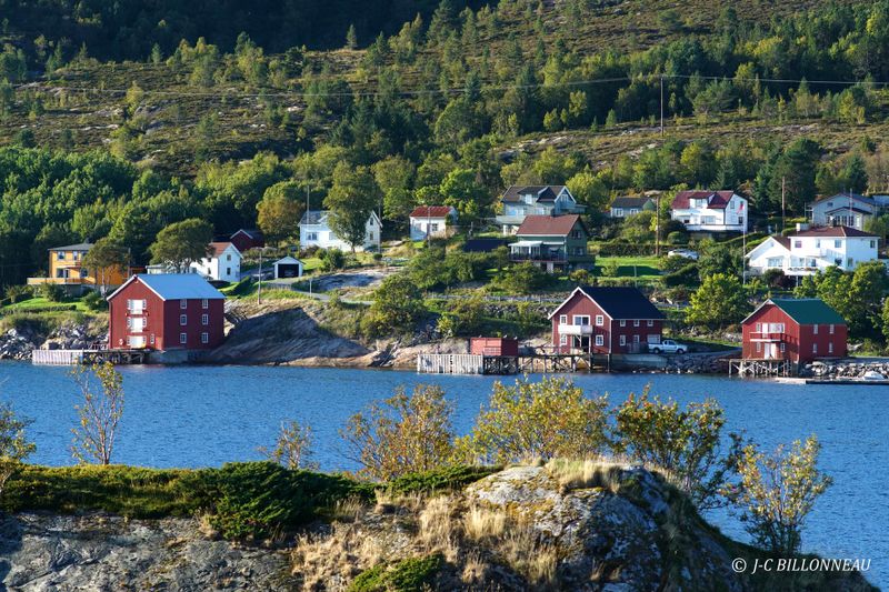 031 Village en bord de fjord.JPG