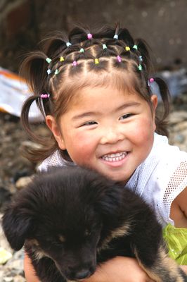 411 Jeune fille mongole et son chien - MONGOLIE.jpg