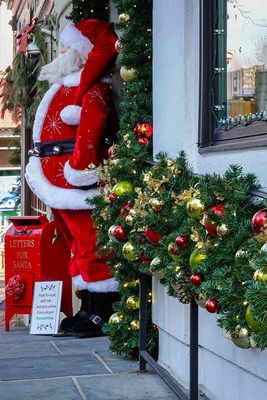 Santa is a Greeter at Sunset Jewelers