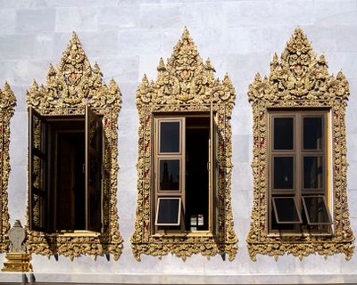 Wat Bowonniwetwihan Phra Ubosot Windows (DTHB2698)