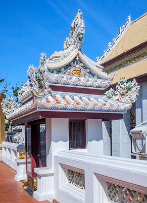 Wat Bowonniwetwihan Phra Chedi Bordering Chinese Shrine (DTHB2712)