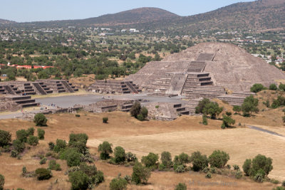 Piramide de La Luna Vista Desde la Piramide Del Sol