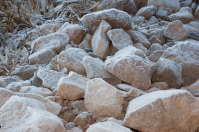 Rocas con hielo y escarcha al amanecer