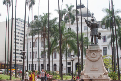 Plaza de Caicedo, al Fondo el Palacio de Justicia