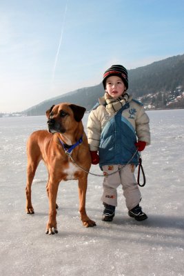Lo et notre chienne Tina sur le lac de Grardmer gel - Our grandson and our dog Tina on the frozen lake of  Grardmer