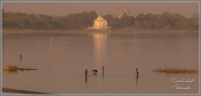 Children playing in Taungthaman Lake