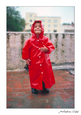 Elisenda estrena impermeable i katiusques. 1981.