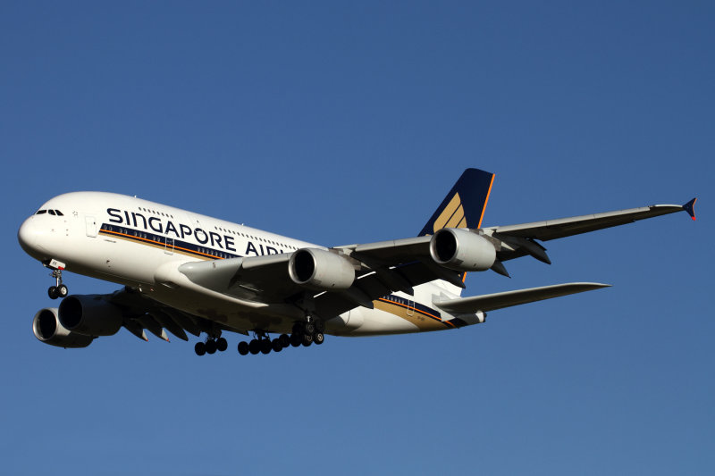 SINGAPORE AIRLINES AIRBUS A380 MEL RF IMG_7942.jpg