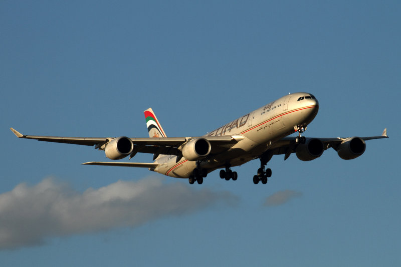 ETIHAD AIRBUS A340 500 MEL RF IMG_8685.jpg