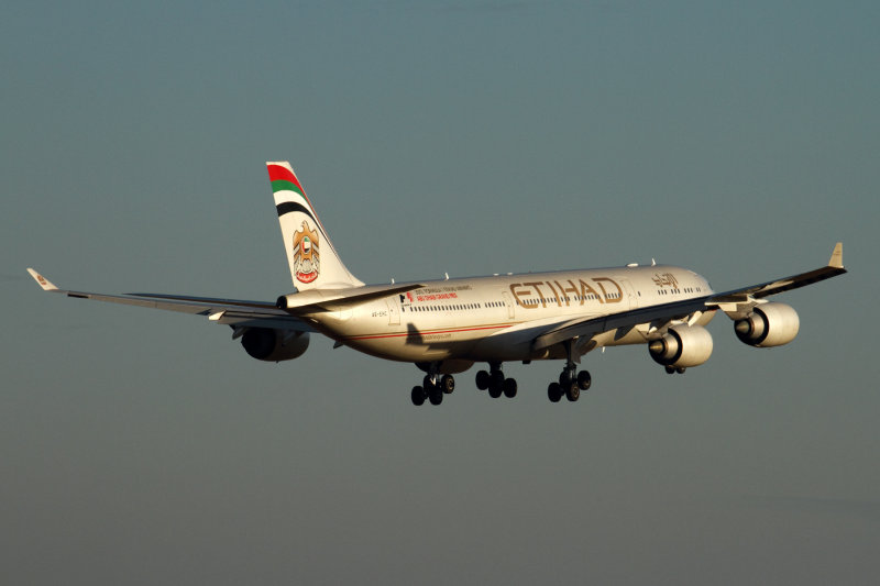 ETIHAD AIRBUS A340 500 MEL RF IMG_8703.jpg