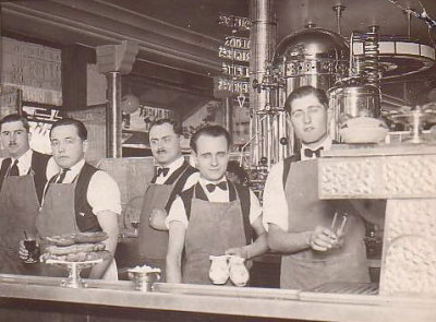 Intrieur du cafe en 1925