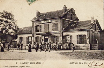 Le photographe Cantin et sa cariole sur la gauche