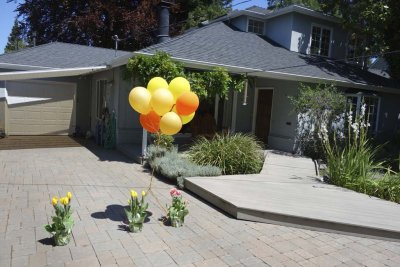 Barbara gave us flowers and balloons for the front yard!