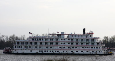 Queen of the Mississippi Rolling up the River