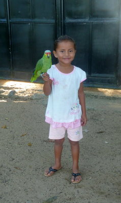 Enfant avec son perroquet Simona, demeurant voisin de notre casa