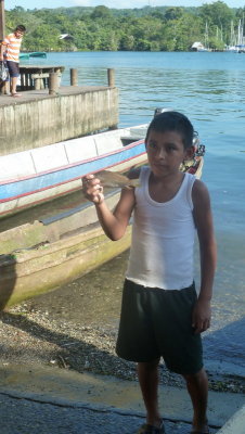 Jeune vendeur de poisson