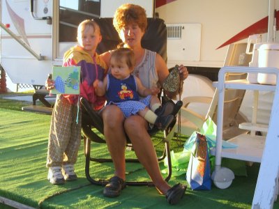 Myette avec ses 2 petites-filles