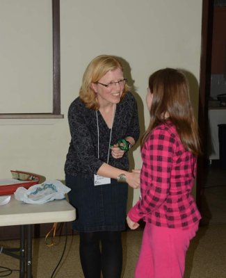 Carmen receiving award from Holly for Macoun Club exhibit