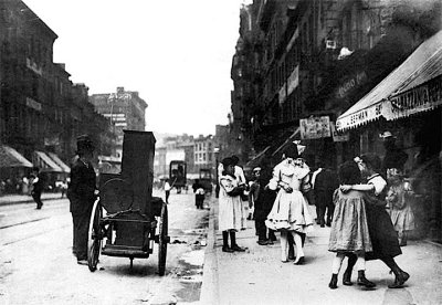 1900 - Organ grinder on the Lower East Side