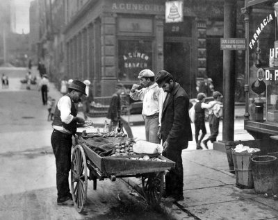 1900 - Clam seller at Mulberry Bend