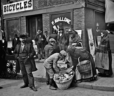 1900 - Buying bread on Mulberry Street