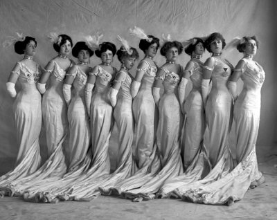 1910 - Ladies of the chorus in King of Cadonia