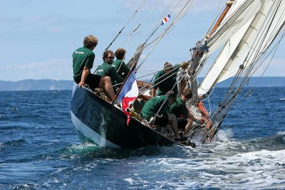30 uarnenez 2006 - Jeudi 27 juillet - Pen Duick 1er voilier mythique d'Eric Tabarly