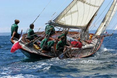 28 Douarnenez 2006 - Jeudi 27 juillet - Pen Duick 1er voilier mythique d'Eric Tabarly